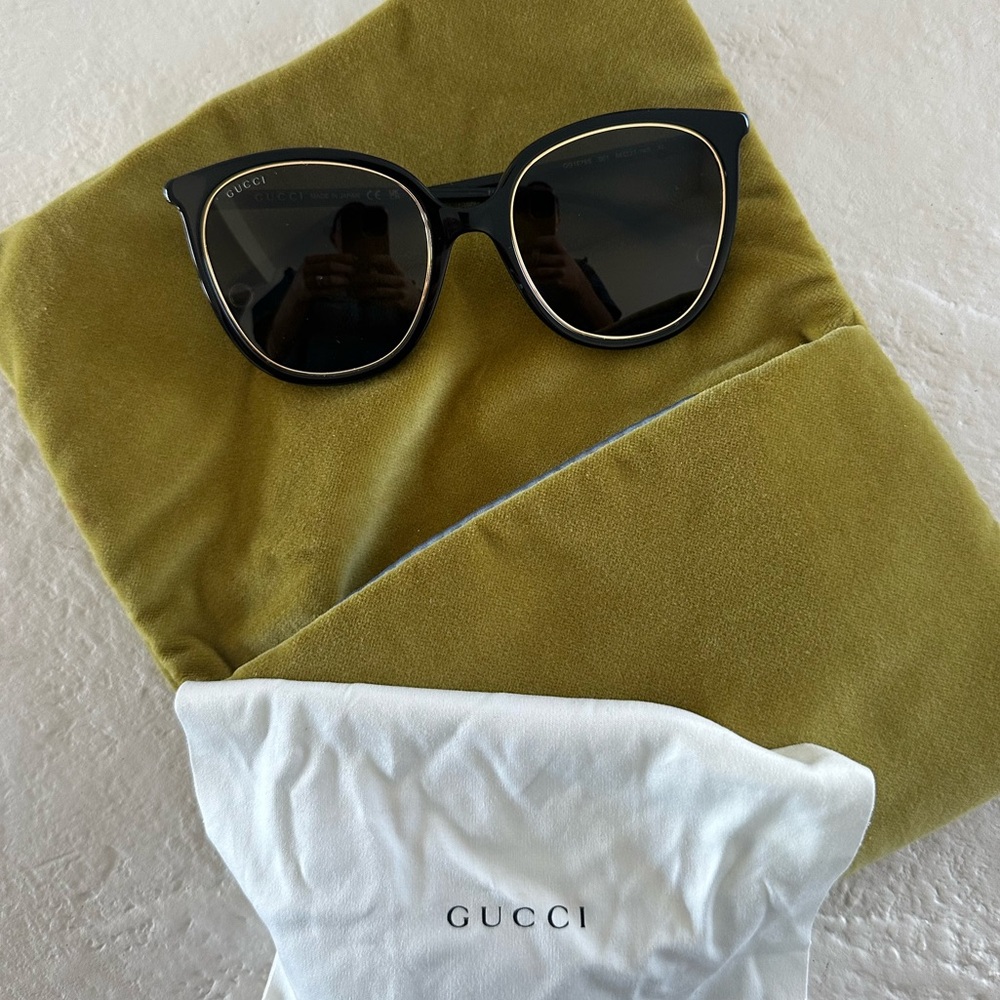 Gucci Sunglasses with Chain never been worn!